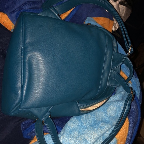 Blue bag no exactly sure the brand but it’s cute - Picture 2 of 6